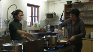 Ngima Doma Sherpa och Carmen Kathrein tillreder mat för gästerna. Ngima Doma Sherpa och Carmen Kathrein tillreder mat för gästerna.