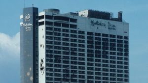 Lyxhotellet Holiday Inn Beirut var flera gånger i skottlinjen under inbördeskriget 1975-1990. Det krigsskadade hotellet Holiday Inn i Beirut.