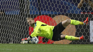 Kasper Schmeichel höll matchparet vid liv. Kasper Schmeichel räddade en straff i Sevilla.