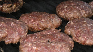 Köttfärsbiffar borde tillredas från grunden i centralköket. Malet köttbiffar på grillen.