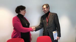 Centerns partiordförande Veronica Thörnroos skakar hand med nyförvärvet Anders Eriksson Centerns partiordförande Veronica Thörnroos skakar hand med nyförvärvet Anders Eriksson.