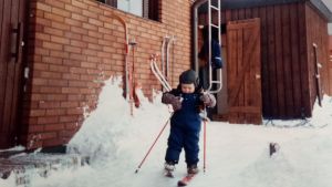 Som barn skidade Hans i spåret bakom huset, men fick p.g.a. uppväxten i en laestadianfamilj aldrig delta i tävlingar. Hans Mäenpää skidar som barn.