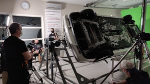 Här jobbar filmteamet i "70 on vain numero" men en specialeffekt där man filmar in en bil som snurrar runt i samband med en krock. I en filmstudio håller man på och gör en effekt där en bil snurrar runt i luften.