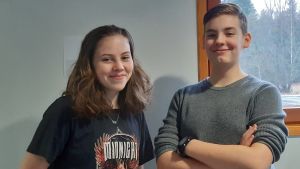 Maya Wollsten och Miki Laasio tycker att kommunen borde ta ansvar för att alla unga ska kunna ha en hobby. en flicka och pojke i högstadieåldern