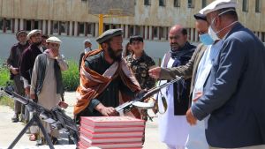 En handfull rebeller lade ner sina vapen den här veckan i provinsen Baghlan. Talibanerna meddelade ett par dagar senare om ett ensidigt eldupphör över Id al-Fitr helgen. En grupp talibanrebelller lade ner sina vapen den här veckan i provinsen Baghlan. Talibanerna meddelade ett par dagar senare om ett ensidigt eldupphör över Id al-Fitr helgen.