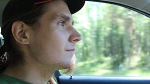 Pontus Söderqvist säger att han blev chockad över det som hände hans bil i Borgå. En man kör bil