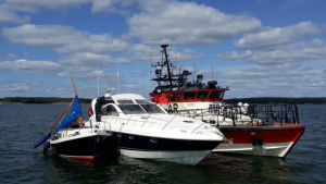 Segelbåt med bruten mast och motorbåten har nu transporterats till Pärnäs i Nagu, där olycksbåtarna ska undersökas. En segelbåt med bruten mast, en motorbåt och Sjöräddningens båt guppar bredvid varandra på havet. I en kollision mellan motorbåten och segelbåten dog personer.