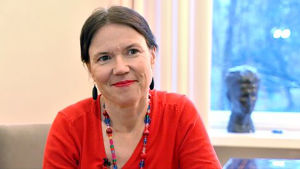 Rosa Liksom haastateltavana Hytti nro 6 -romaanista.
