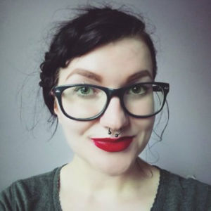 Liisa Ronkainen stöder idén om en medborgarlön. Hon tycker att Finland kunde föregå med gott exempel och visa hur man tar hand om fattiga. Liisa Ronkainen från Helsingfors är en av deltagarna i försöket med en medborgarlön som bland annat ersätter FPA:s utkomststöd. Ronkainen lyfter 560 euro villkorslösa pengar från FPA varje månad.