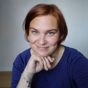 Pauliina Lehtinen från föreningen Kasper säger att många unga behöver mentalvård i ett tidigare skede. En leende kvinnas ansikte.