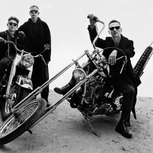 Depeche Mode -yhtye poseeraa moottoripyörien kanssa. (pr-kuva)