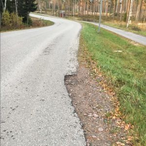 En bild på gropen som föraren har tagit. En vägstump med en grop i ena kanten.