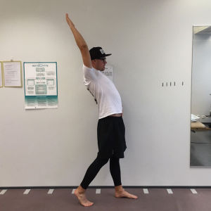 Robson gör rehabiliteringsövningar på polikliniken för hjärnskador. Robson Lindberg i en gymnastiksal där han gör en gymnastisk övning.