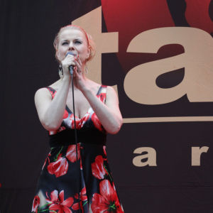 Susanna Heikki esiintymässä Turun Tangomaratonilla.