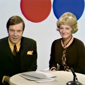 Heikki Kahila ja Teija Sopanen juontavat Neuvonnallinen väri-iltapäivä -ohjelmaa 8.11.1970.