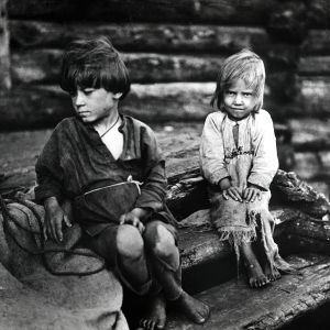 I. K. Inhan valokuvassa Vihtooran lapset istuvat portailla