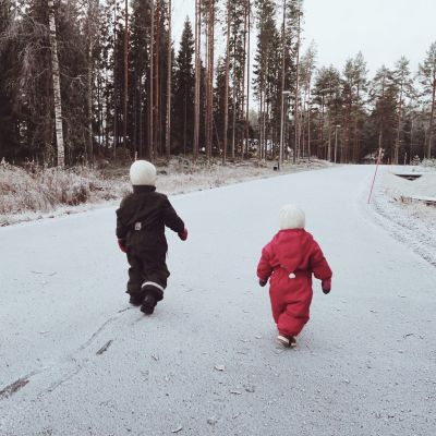 Barn som går på en snöig väg.