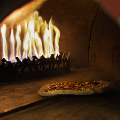 Pitsaa paistetaan pizzerian avotuliuunissa.
