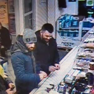 Två män står vid en betjäningsdisk i en servicestation. De är misstänkta för inbrott.