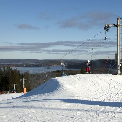 Riihivuoren laskettelukeskuksessa lapsi nousee sompahissillä.