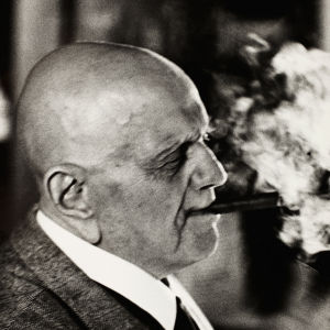 Jean Sibelius polttaa sikaria.