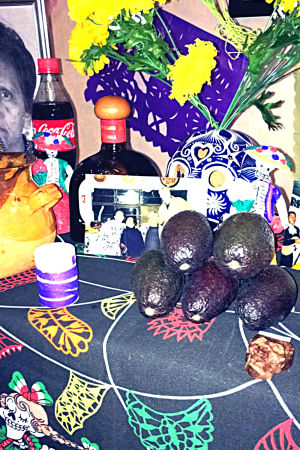Fotografier, Coca-Cola åt mormor, blommor, brännvin, stearinjus och avokado hör till det som pryder altaret. Fotografier, Coca-Cola åt mormor, blommor, brännvin, stearinjus och avokado hör till det som pryder altaret.