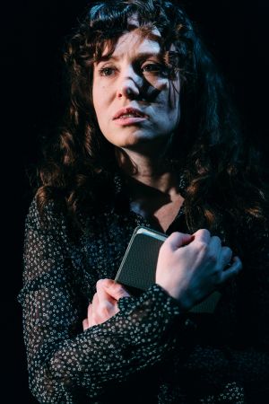 Maija Andersson som författaren Aino Kallas. Foto från Sudenmorsian på Teater Avoimet Ovet.