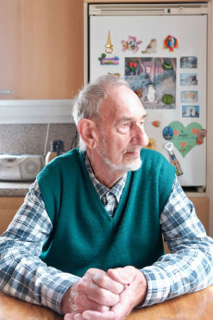 Karl Lönnberg, 86 år. Bilden är från den nya boken. Porträttbild av Karl Lönnberg.