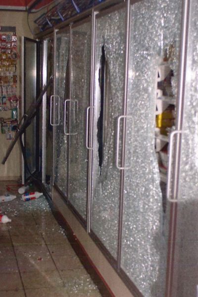 En söderskjuten glasdörr på en bensinstation 2002