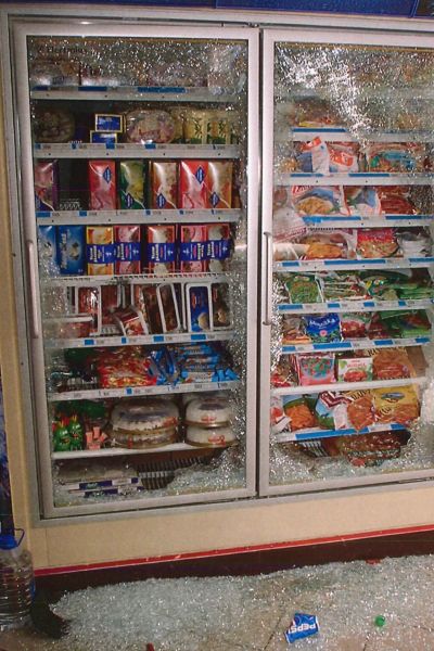 En söderskjuten glasdörr på en bensinstation 2002