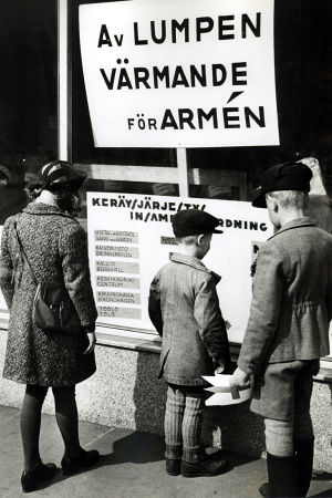 Huhtikuu 1942. Lapset seisovat näyteikkunan edessä katsomassa ilmoitusta lumppukeräyksestä huhtikuussa 1942.