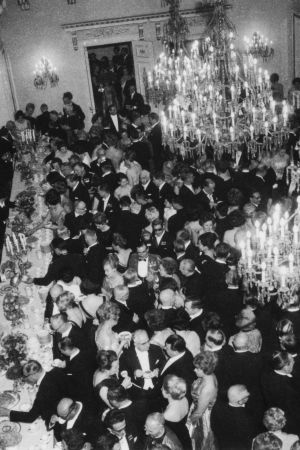 Alltid trångt på slottet. Så här såg det ut år 1964. Tasavallan presidentin itsenäisyyspäivän vastaanotto Presidentinlinnassa 1964. Tungos kahvipöydän luona