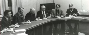 Västnyländska programnämndens möte 28.12.1979, från vänster Åke Rehn, Lars Mannström, Bruno Enberg, Börje Lindberg, ordföranden Nils Malmberg och redaktionschefen Rolf Wessman. Sex personer sitter vid ett mötesbord