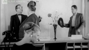 Valistusfilmi kunnallispolitiikasta: näkymä pankista (1956).