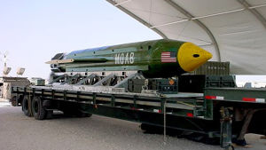 En arkivbild på en GBU-43 Massive Ordnance Air Blast bomb, även kallad alla bombers moder. Det är den största icke-nukleära bomben, enligt Pentagon.