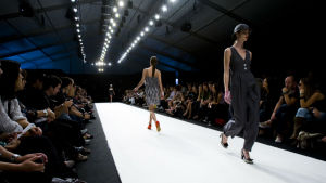 Att hitta bilder med modeller av "olika storlekar" visar sig vara en omöjlighet när man letar i Yles arkiv - något som illustrerar problematiken väl. Modeller på en catwalk. Moda Lisboa 2008.
