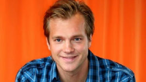 Henrik Johnsson tycker att de oskyldiga små barnen inte ska bli tjocka på grund av att vi vuxna gillar chips och godis. Henrik Johnsson