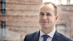 Johan Aura, kanslichef för Svenska Folkskolans Vänner. Johan Aura, kanslichef vid Svenska Folkskolans Vänner