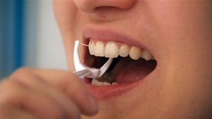 Hammasvälejä puhdistetaan hammaslangalla