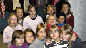 Flickorna som tioåringar. Flickorna i Djurgänget heter: Line, Kajsa, Vera, Ida, Laura, Carolina och Linnea. Flickorna i Glittergänget heter: Cindy, Dora, Sofia, Isa och Klara.