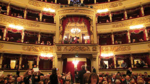 Milanon La Scala -oopperatalon sali. Milanon La Scala -oopperatalon sali.