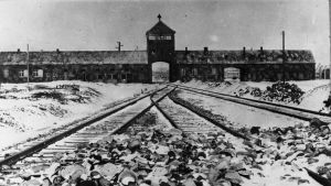 Det polska förintelselägret i Auschwitz. Infarten till Auschwitz 1945 efter befrielsen.