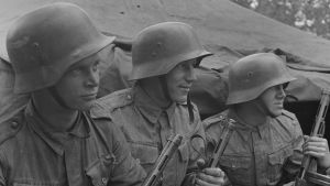 Nuoria asevelvollisia. Pataljoonan jääkärijoukkueen 20-vuotiaita miehiä II/JR 4:stä. Syväri, Kuuttilahden lohko 1942. Nuoria asevelvollisia. Pataljoonan jääkärijoukkueen 20-vuotiaita miehiä II/JR 4:stä. Syväri, Kuuttilahden lohko 1942.