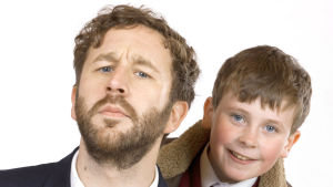 Moone Boy-sarjan Chris O'Dowd muistetaan mm. IT Porukka-sarjasta ja Bridesmaids-elokuvasta. Moone Boy-sarjan Sean Murphy (Chris O'Dowd) ja Martin (David Rawle).