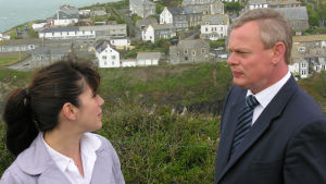 Martin Ellingham (Martin Clunes) ja opettaja Louisa Glasson (Caroline Catz) asuvat samassa kylässä, mutta mitä muuta yhteistä heillä on. Doc Martin, yle tv1
