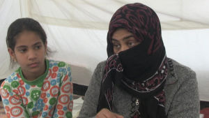 Min bror dog av sorg, säger Manal Karim som flydde från Mosul med två brorsdöttrar. Fadern dog av av hjärtslag under flykten medan deras bror kidnappades av jihadister. Min bror dog av sorg, säger Manal Karim som flydde från Mosul med två brorsdöttrar. Fadern dog av av hjärtslag under flykten medan deras bror kidnappades av jihadister.