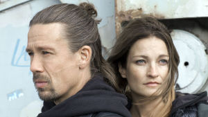 Koukussa-sarjan Oskari (Tommi Eronen) ja Krista (Matleena Kuusniemi).