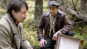 Ahteinen (Jyrki Mänttäri, oik.) palaa Neuvostoliitossa koulutettuna ja alkaa johtaa metsäkaartilaisia kohti suuriskua. Mukana on mm. Lahdelma (Janne Kallioniemi). Kotikatsomo: Siinä näkijä missä tekijä, yle tv1
