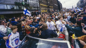 Suomen jääkiekkomaajoukkueen pelaajia juhlakulkueessa palattuaan jääkiekon maailmanmestaruuskisoista 1995