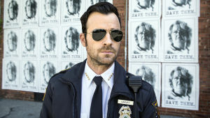 Pikkukaupunki Mapletonin poliisipäällikkö Kevin Garney (Justin Theroux) on keskushahmo The Leftovers-draamassa. The Leftovers-sarjan Kevin Garvey (Justin Theroux)